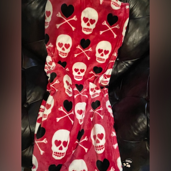 BETSEY JOHNSON NWT Pink Skulls Crossbones Ultra Soft Plush Throw Blanket 💖💀🖤 - Picture 10 of 11